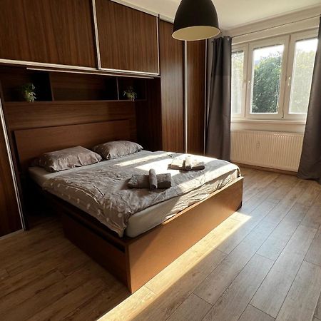 Industrial Apartment I 24Hr Self Check-In I Free Parking & Coffee Besztercebánya Kültér fotó