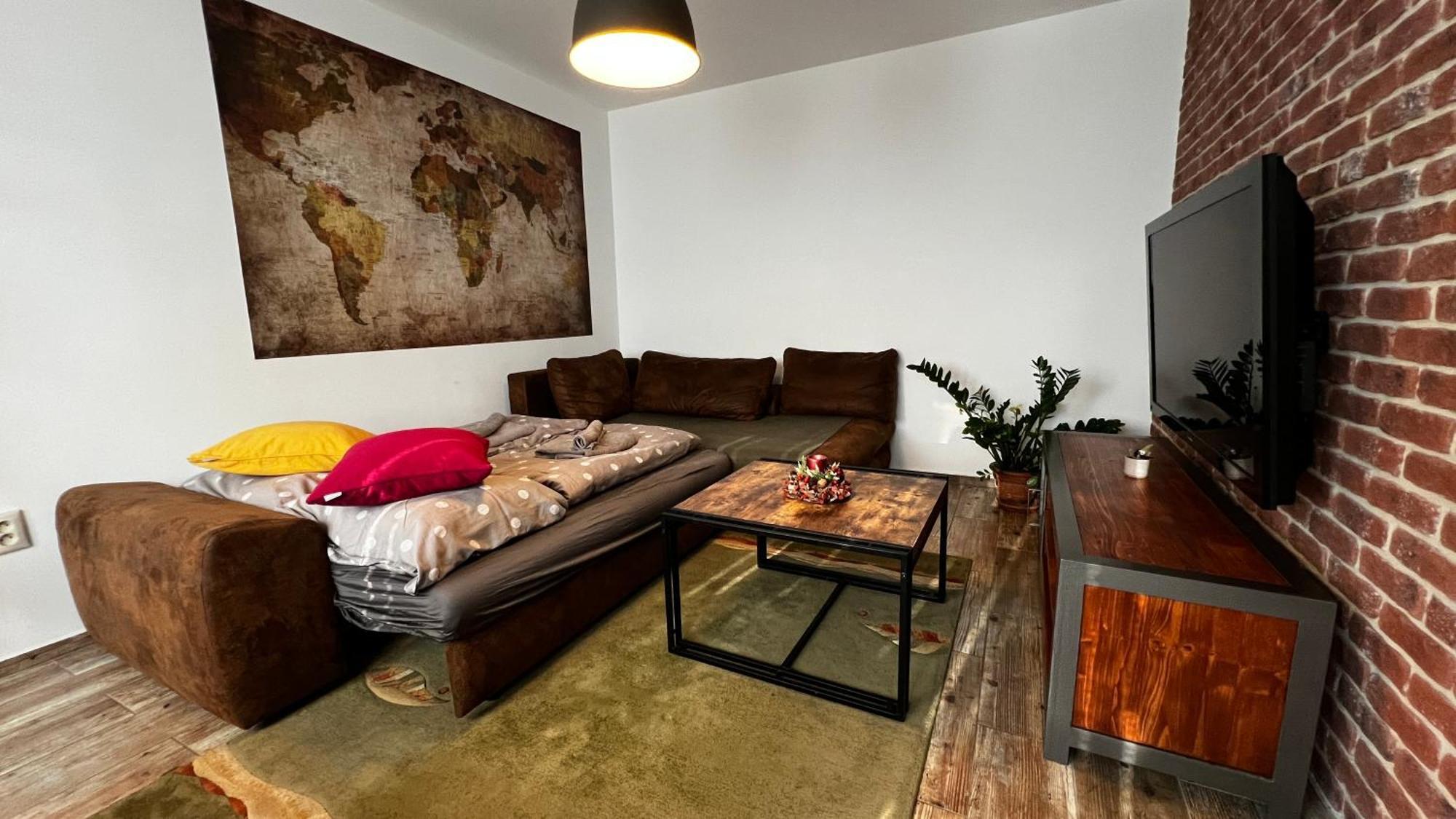 Industrial Apartment I 24Hr Self Check-In I Free Parking & Coffee Besztercebánya Kültér fotó