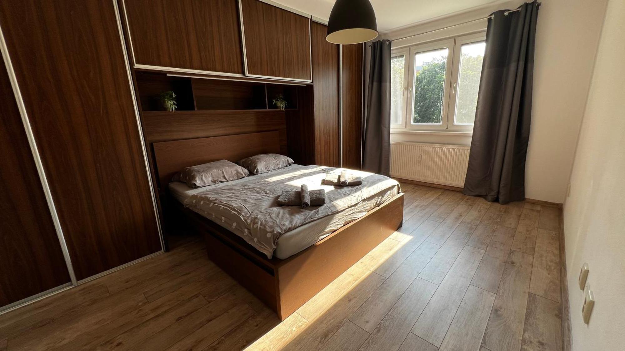 Industrial Apartment I 24Hr Self Check-In I Free Parking & Coffee Besztercebánya Kültér fotó