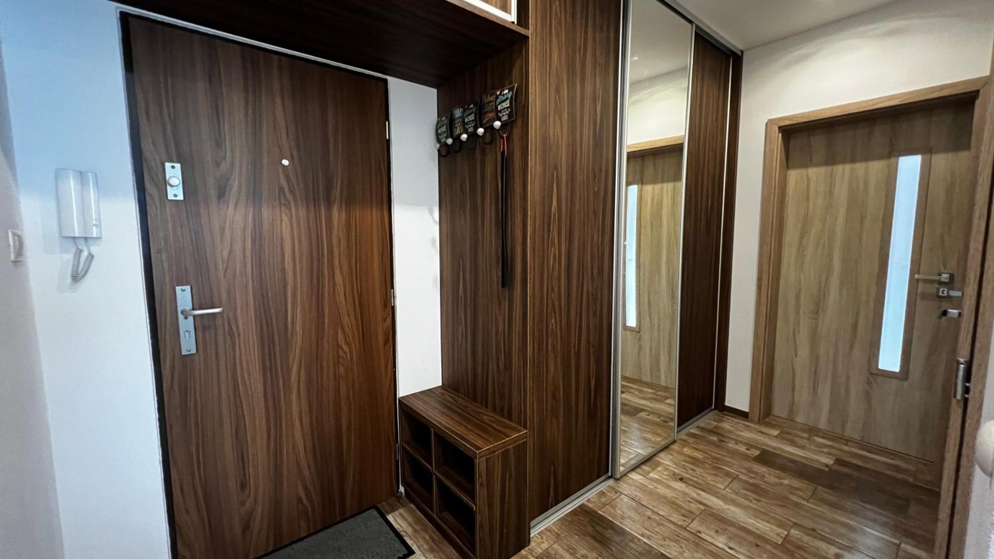 Industrial Apartment I 24Hr Self Check-In I Free Parking & Coffee Besztercebánya Kültér fotó
