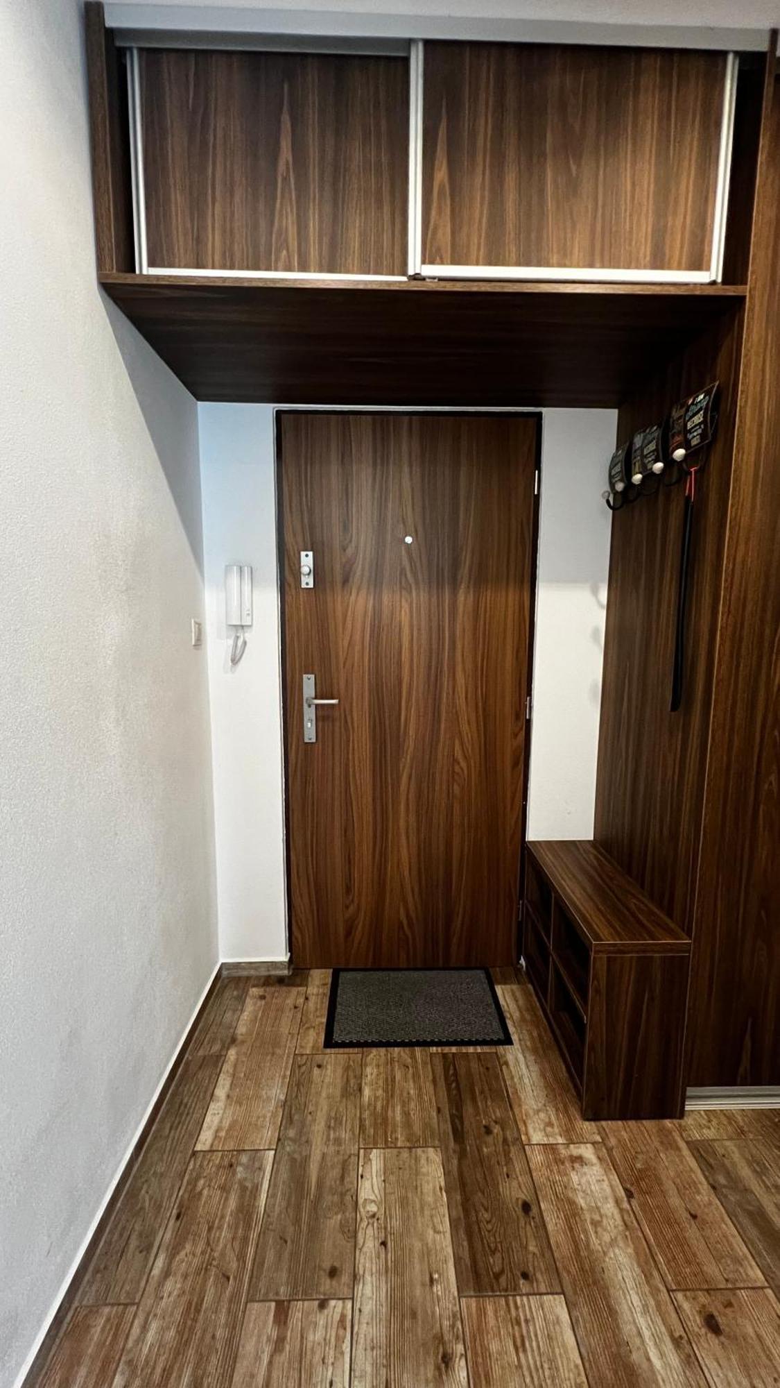 Industrial Apartment I 24Hr Self Check-In I Free Parking & Coffee Besztercebánya Kültér fotó